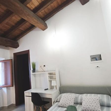 Casetta Tipica in Borgo, indipendente, ristrutturata LʼAquila Esterno foto